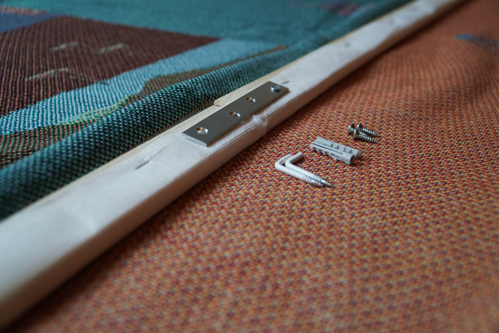 Compleet ophangpakket inclusief ophangstrook, latjes en schroefje.