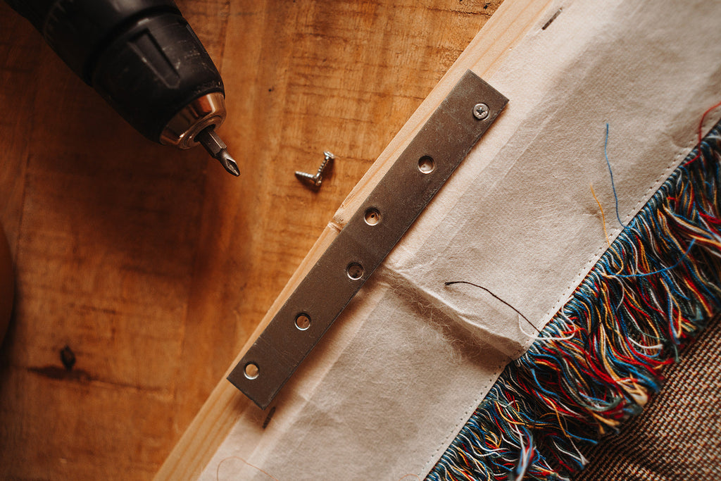 Compleet ophangpakket inclusief ophangstrook, latjes en schroefje.